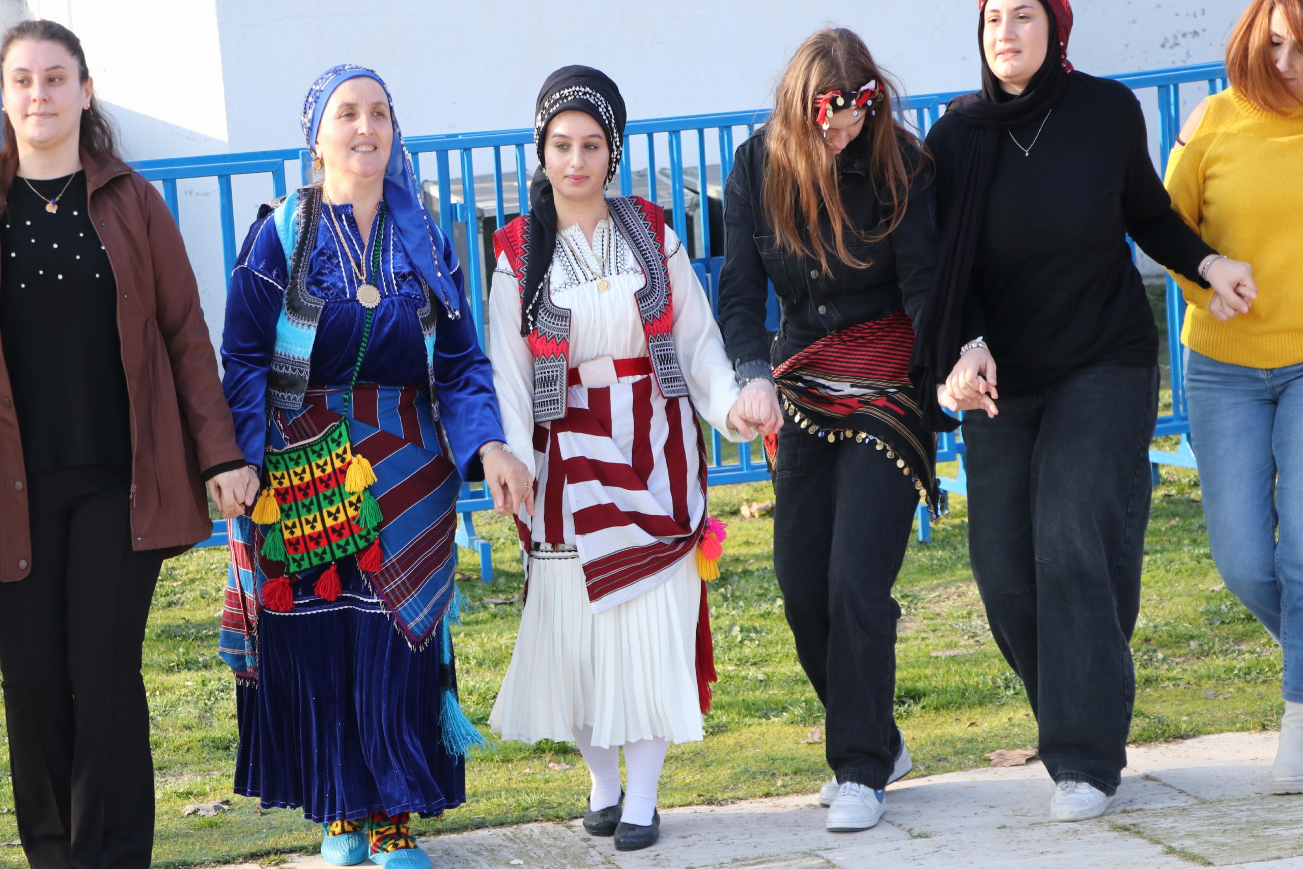 tekirdagda-1-hamsi-ve-mihlama-festivali-basladi-haberi-yvVTZTZP.jpg