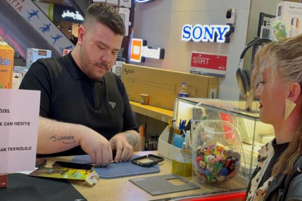 Tekirdağ’da bir esnaf, öğrencilere notlarına bakmaksızın cep telefonu aksesuarları hediye etti