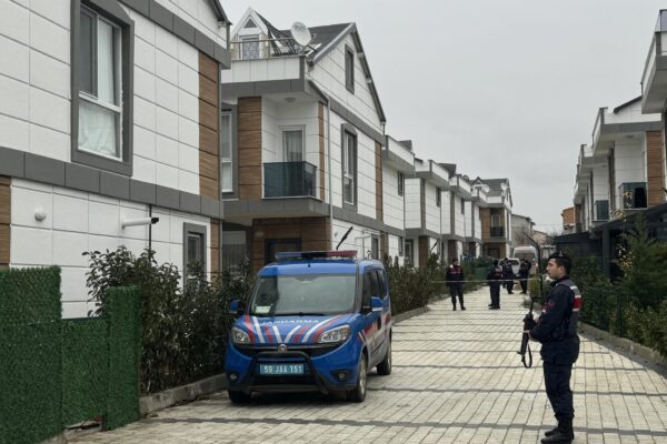 Tekirdağ’da kızını ve birlikte yaşadığı bayanı silahla öldüren kişi intihar teşebbüsünde bulundu