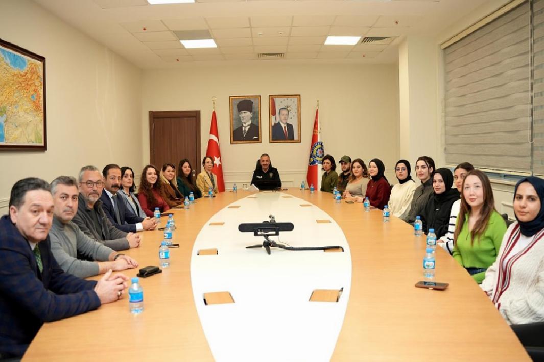 tekirdagda-universite-ogrencileri-vilayet-emniyet-mudurlugunu-ziyaret-etti-yeEuMw4w.jpg