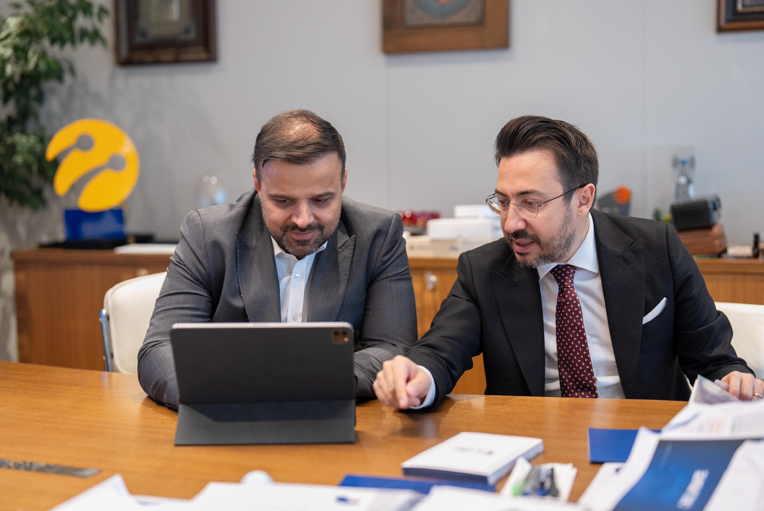 turkcell-genel-muduru-ali-taha-koc-aanin-yilin-kareleri-oylamasina-katildi-ajLLgKE8.jpg