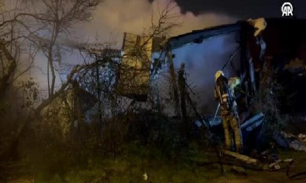 Tuzla’da palet fabrikasında çıkan yangın söndürüldü