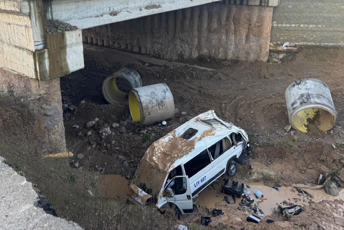 tuzlada-servis-minibusu-sarampole-devrildi-16-kisi-yaralandi-haberi-XzpwPY8Q.jpg