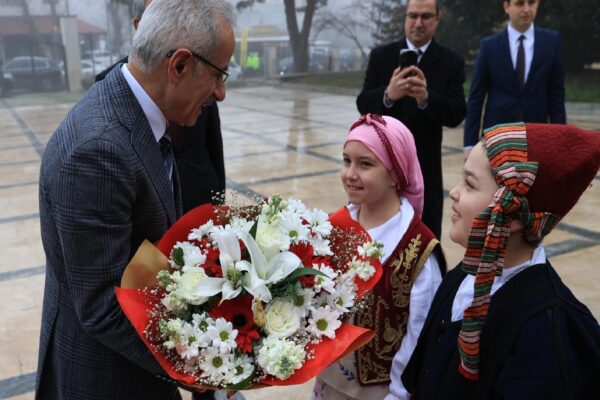 Ulaştırma ve Altyapı Bakanı Uraloğlu, Edirne Valiliği’ni ziyaret etti haberi