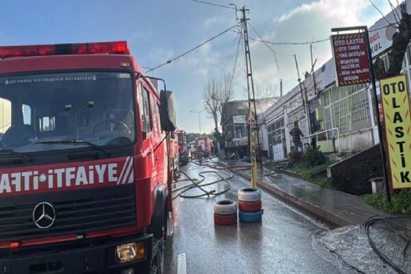 Ümraniye’de 2 katlı binanın çatısında çıkan yangın söndürüldü