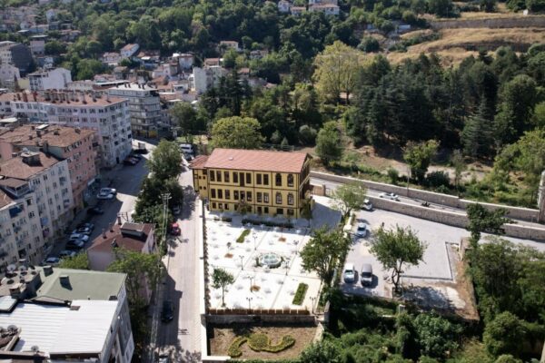 Yazar Alev Alatlı’nın adı Bursa’daki tarihi binada yaşatılıyor