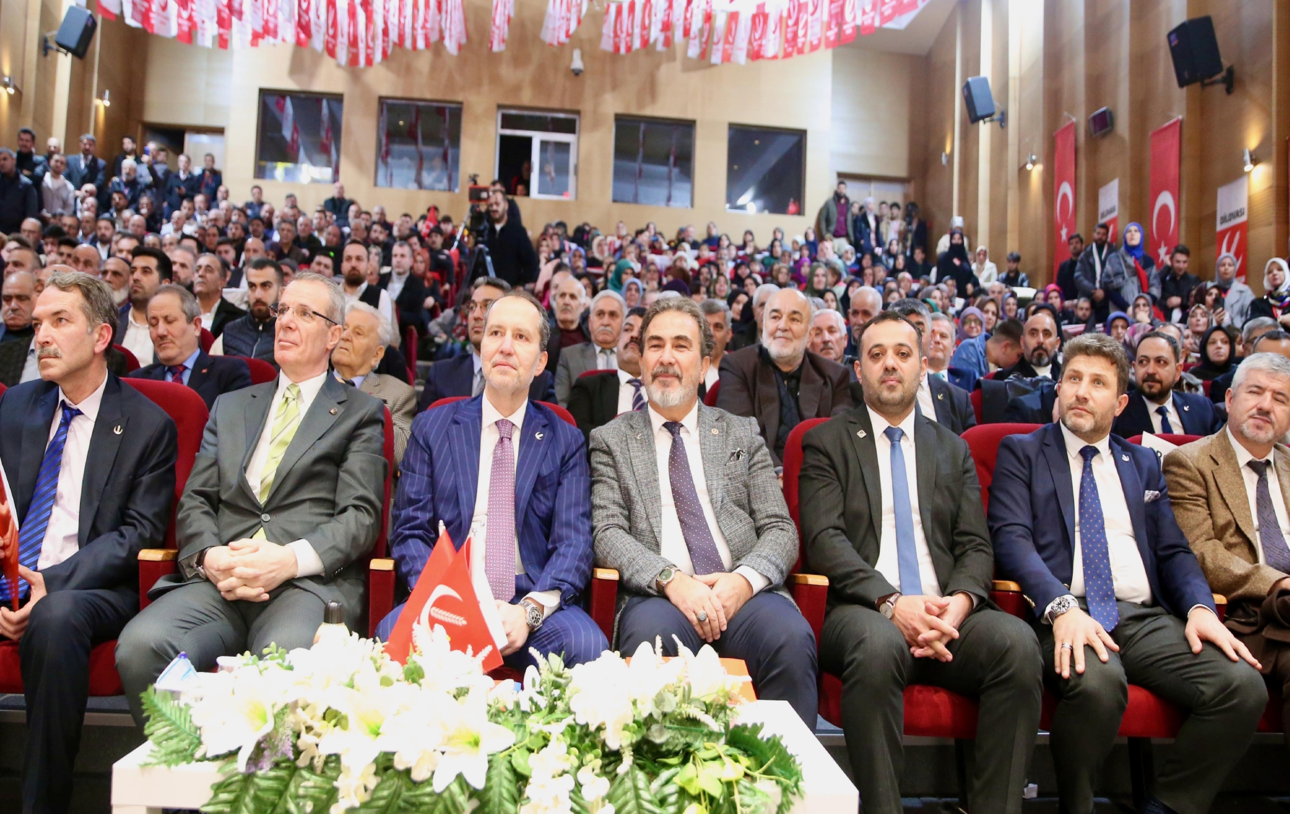 yeniden-refah-partisi-genel-baskani-erbakan-kocaelide-partisinin-uye-katilim-programina-istirak-etti-hp7bHvK4.jpg