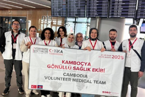 Yeryüzü Doktorları Derneğinin gönüllü sağlık ekibi Kamboçya’ya gitti haberi
