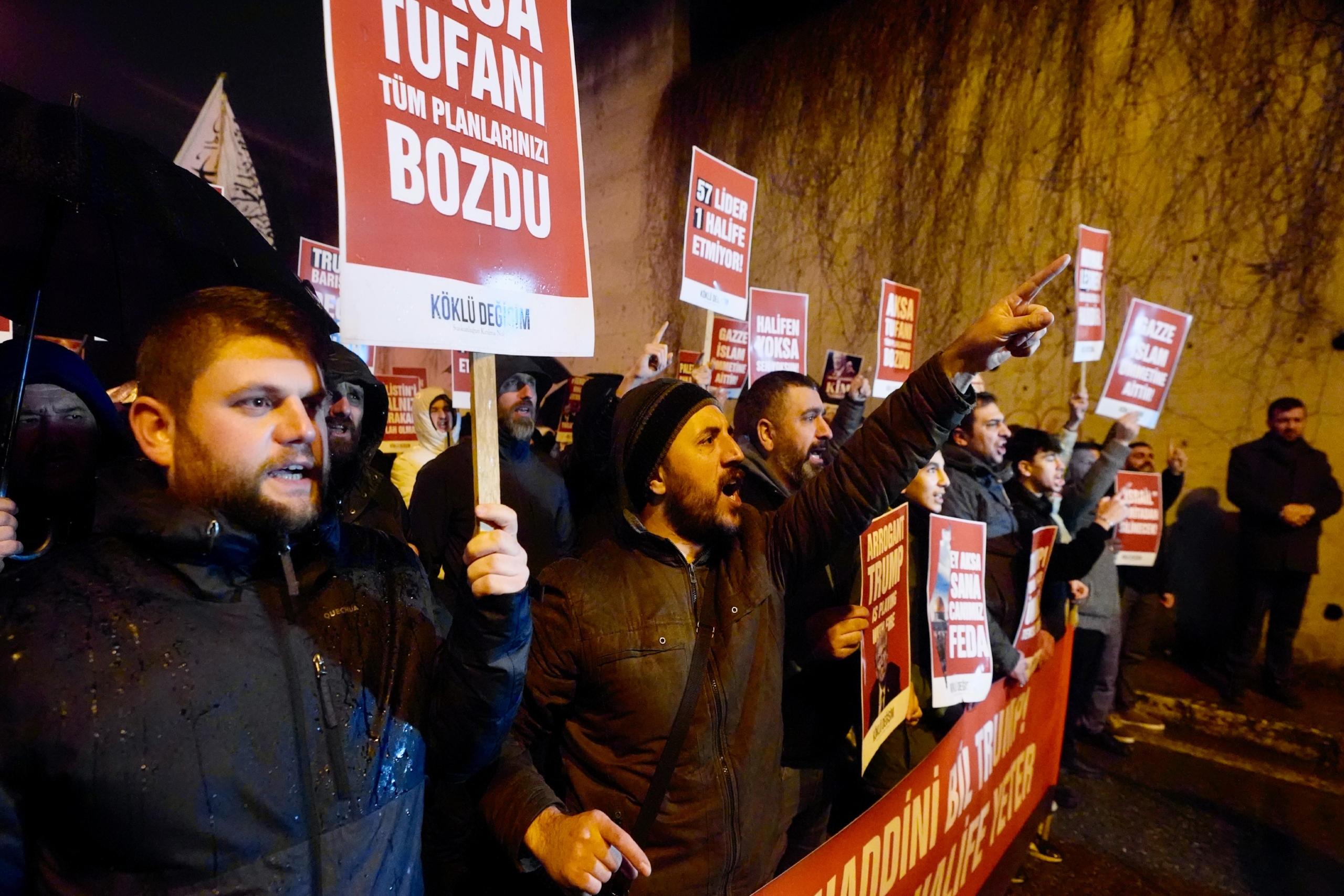 abdnin-istanbul-baskonsoloslugu-onunde-trumpin-gazze-planini-protesto-haberi-xRJdp83u.jpg