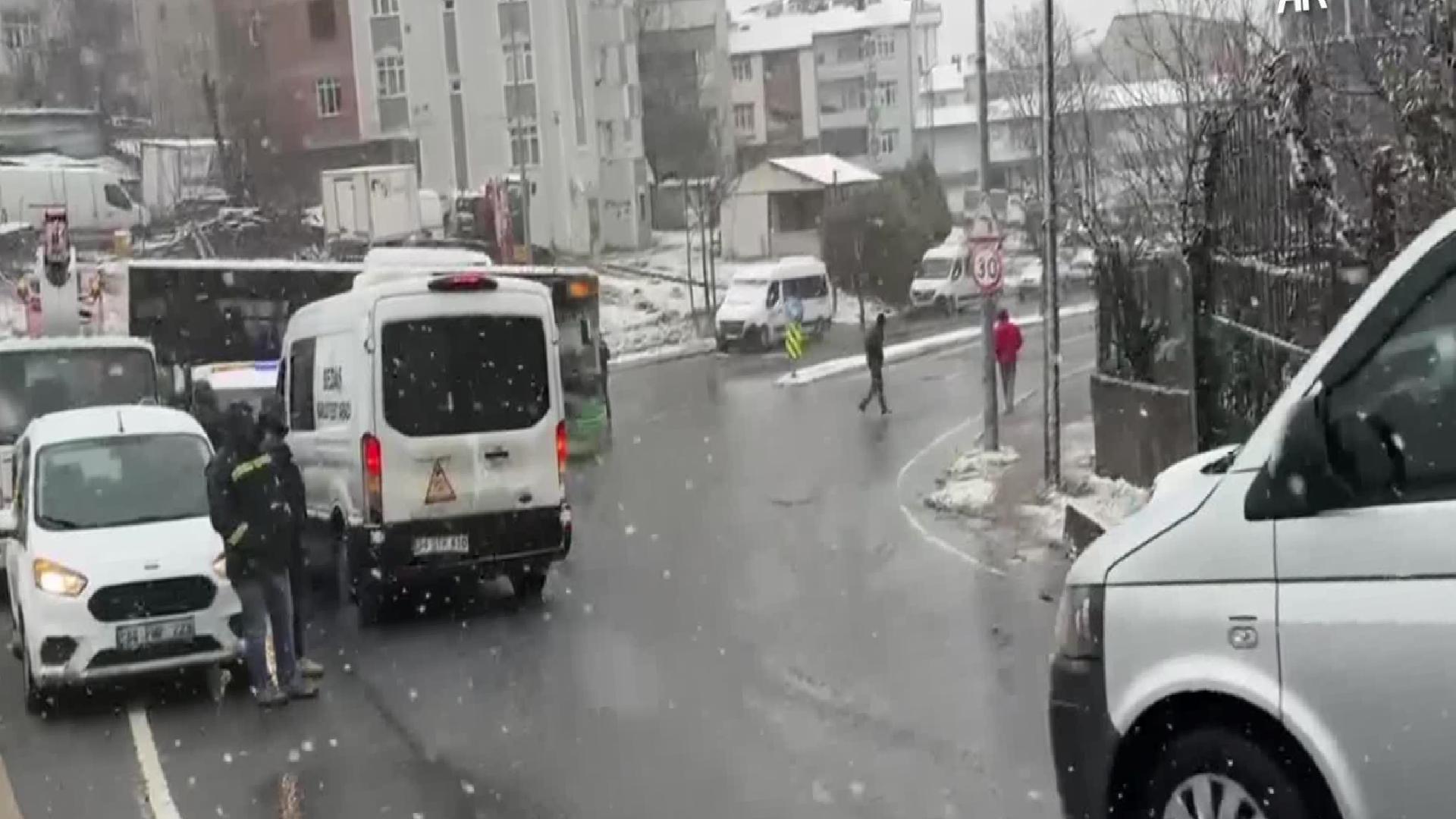 arnavutkoyde-yer-alti-kablolarinin-patlamasi-panige-yol-acti-haberi-nki5JuF2.jpg