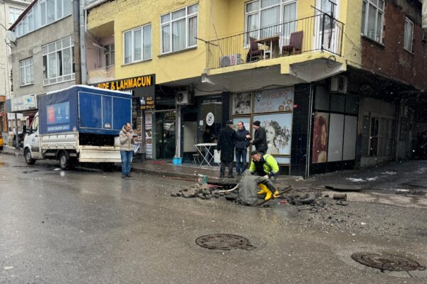 Ataşehir’de İSKİ’ye ait su borusu patladı haberi
