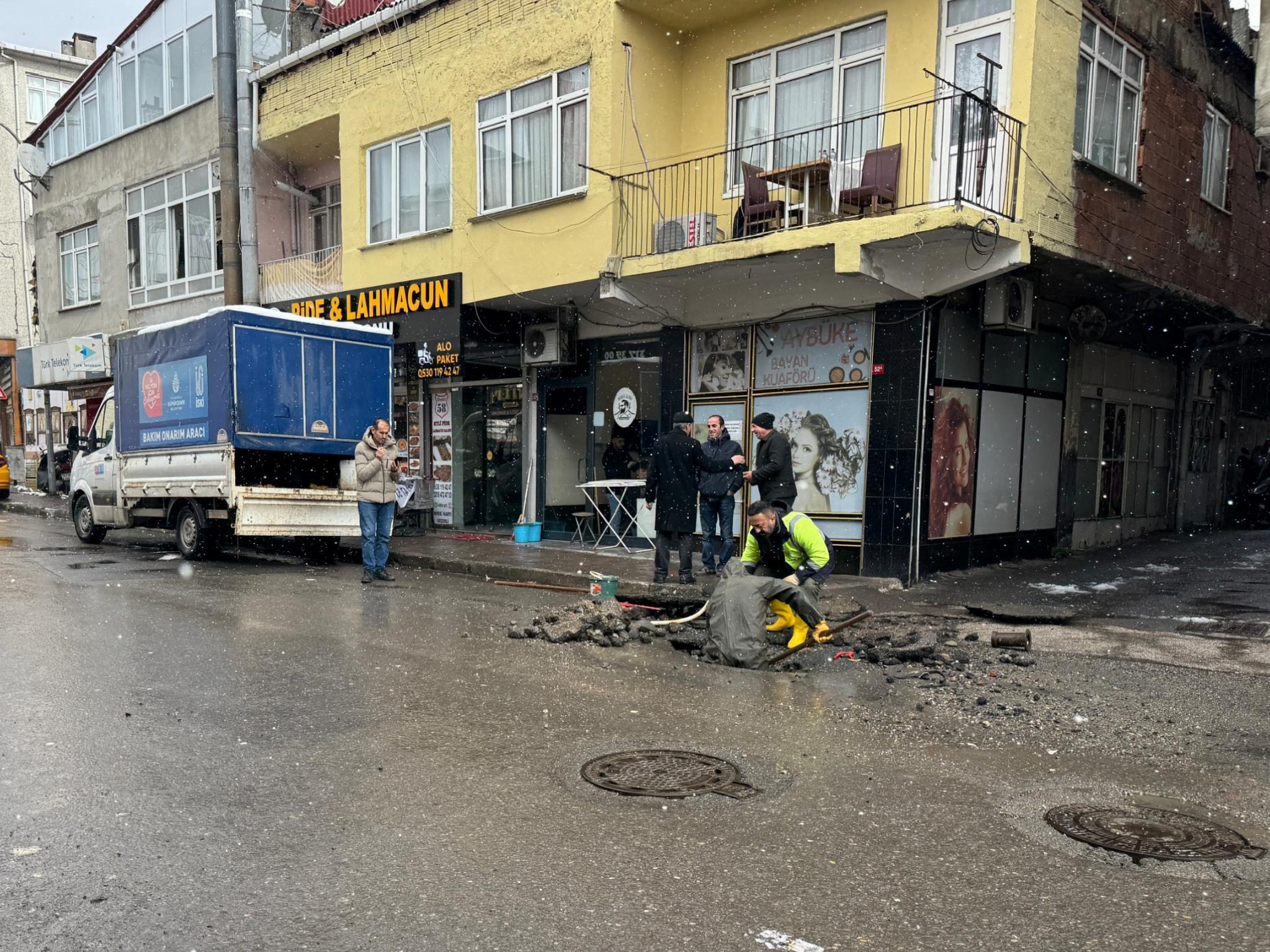 atasehirde-iskiye-ait-su-borusu-patladi-haberi-3FvAbxBb.jpg