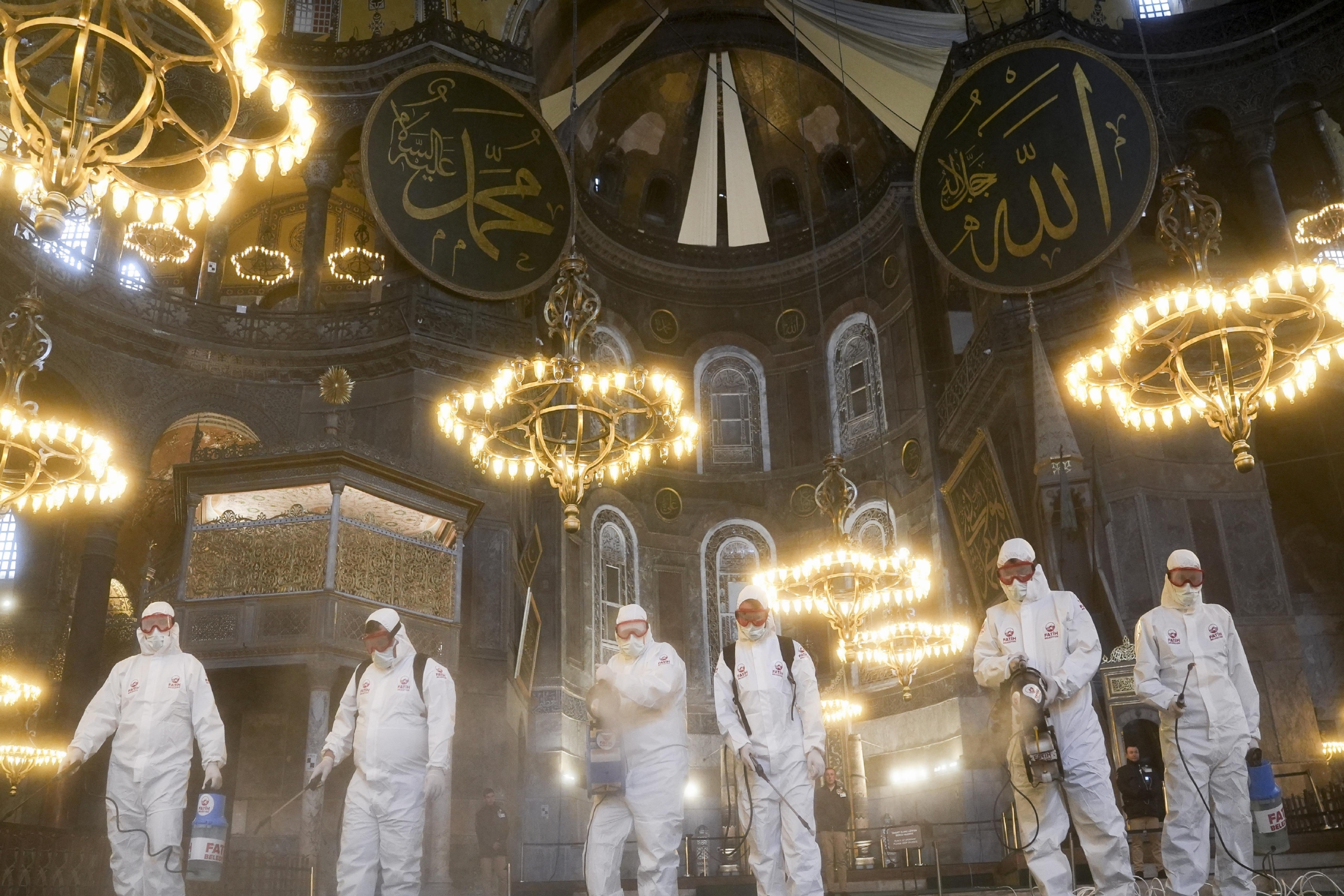 ayasofya-i-kebir-cami-i-serifinde-ramazan-temizligi-yapildi-haberi-drB4DQeJ.jpg