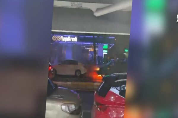 Bağcılar’da park halindeki otomobilde çıkan yangın söndürüldü haberi