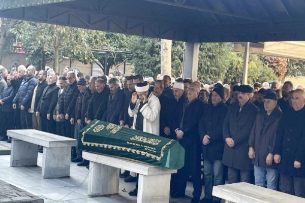 Bahçelievler’de mahalle muhtarı tarafından silahla öldürülen emlakçı son yolculuğuna uğurlandı haberi