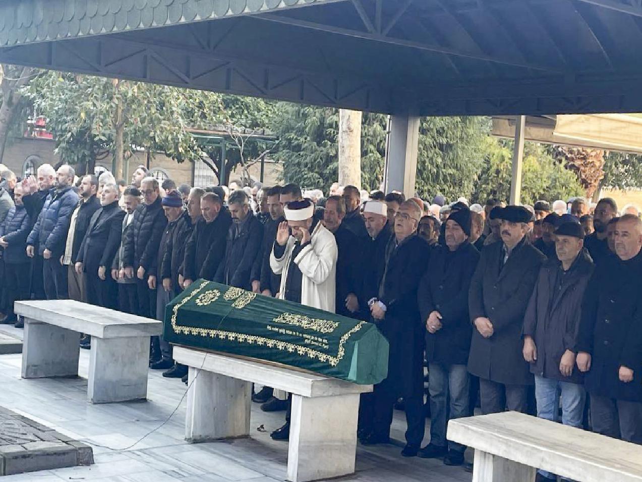 bahcelievlerde-mahalle-muhtari-tarafindan-silahla-oldurulen-emlakci-son-yolculuguna-ugurlandi-haberi-U25wuzaf.jpg