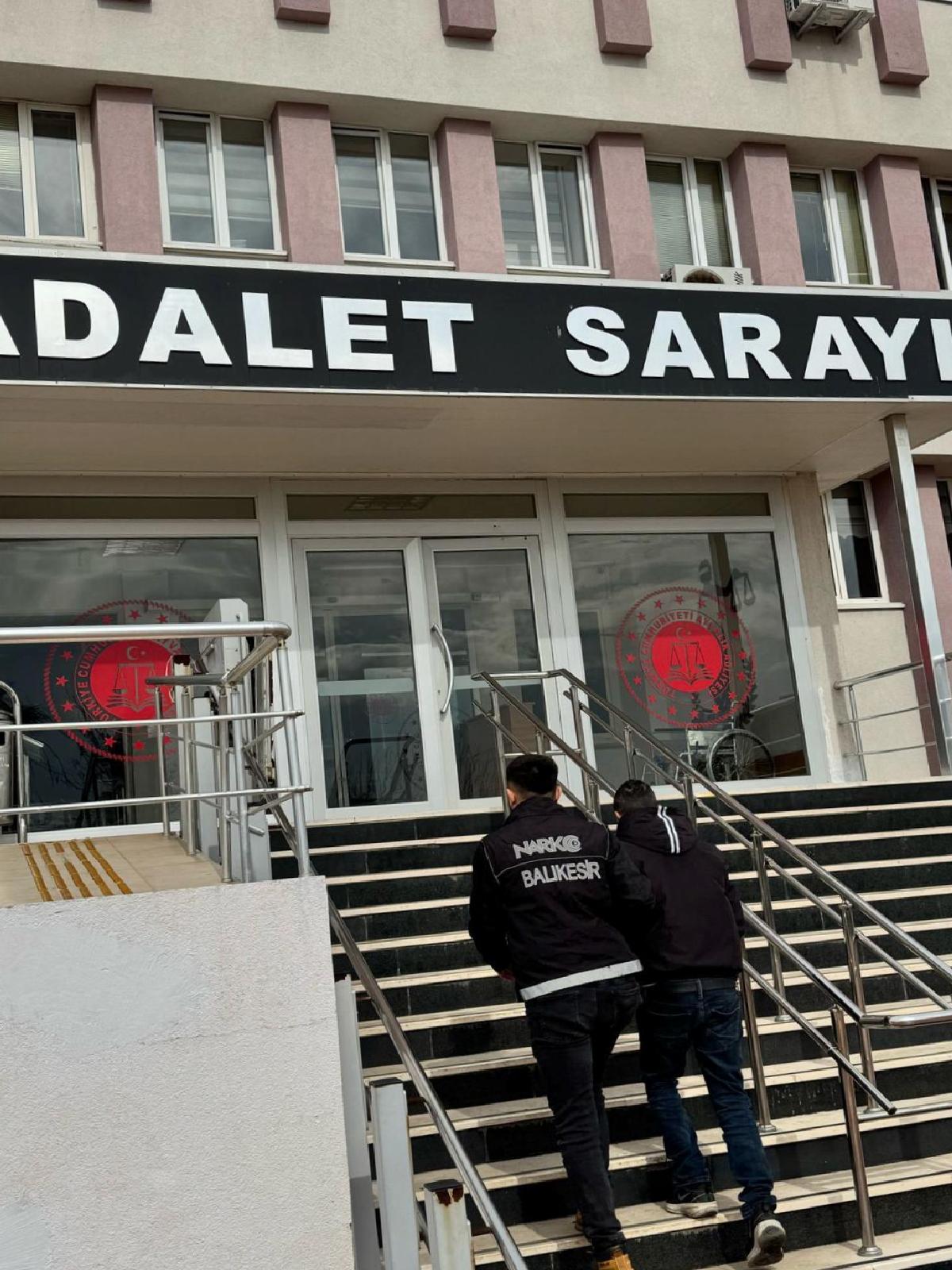 balikesirde-165-yil-kesilmis-cezasi-olan-hukumlu-yakalandi-haberi-h1MO73Hb.jpg