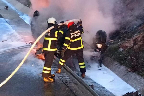 Balıkesir’de bariyere çarpıp, devrilen cip yandı haberi