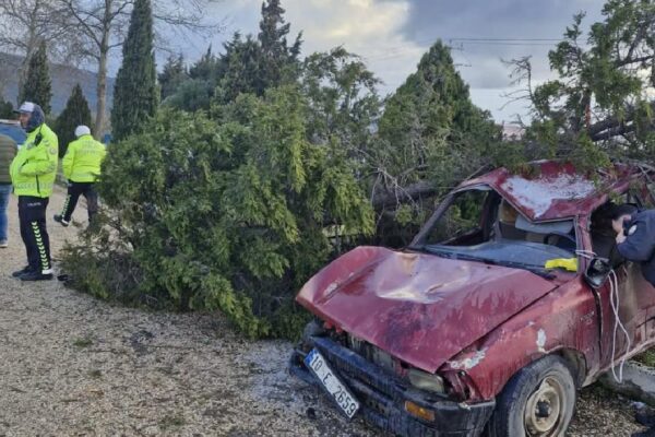 Balıkesir’de çaldığı araçla kaza yapan şüpheli aranıyor haberi