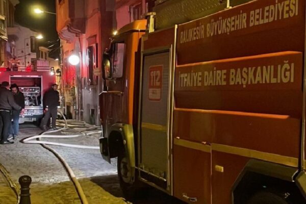 Balıkesir’de çıkan yangında 3 bina kullanılamaz hale geldi haberi