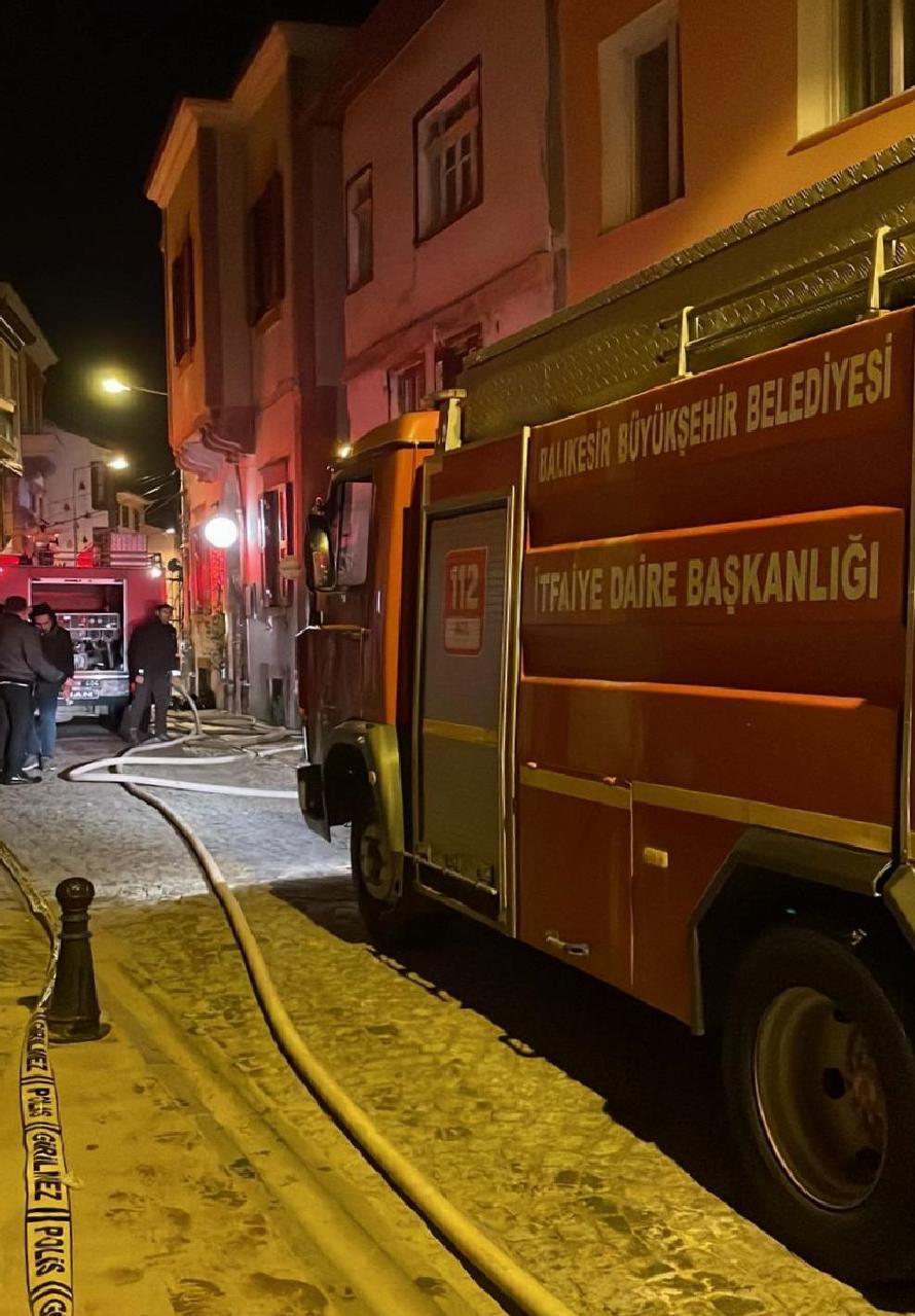 balikesirde-cikan-yanginda-3-bina-kullanilamaz-hale-geldi-haberi-pCsyBtkg.jpg
