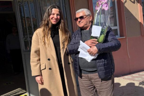 Balıkesir’de emekli olan 44 yıllık öğretmen alkışlarla uğurlandı haberi