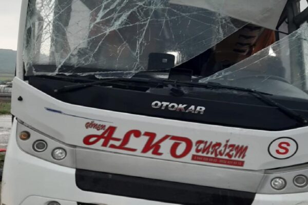 Balıkesir’de işçi servisinin devrilmesi sonucu 18 kişi yaralandı haberi