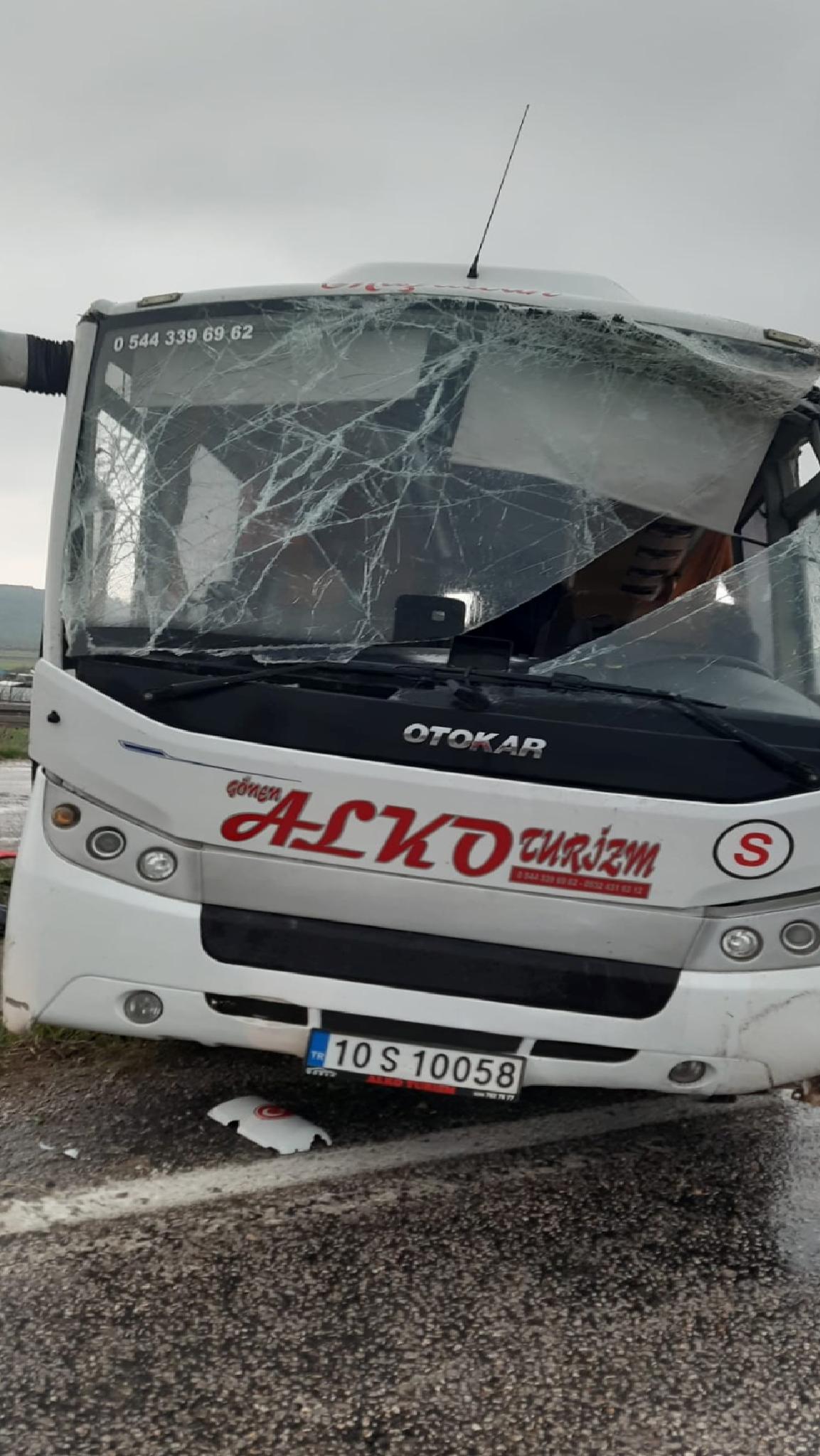 balikesirde-isci-servisinin-devrilmesi-sonucu-18-kisi-yaralandi-haberi-EgWjY3LA.jpg