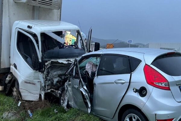 Balıkesir’de kamyonetle çarpışan otomobilin sürücüsü öldü haberi