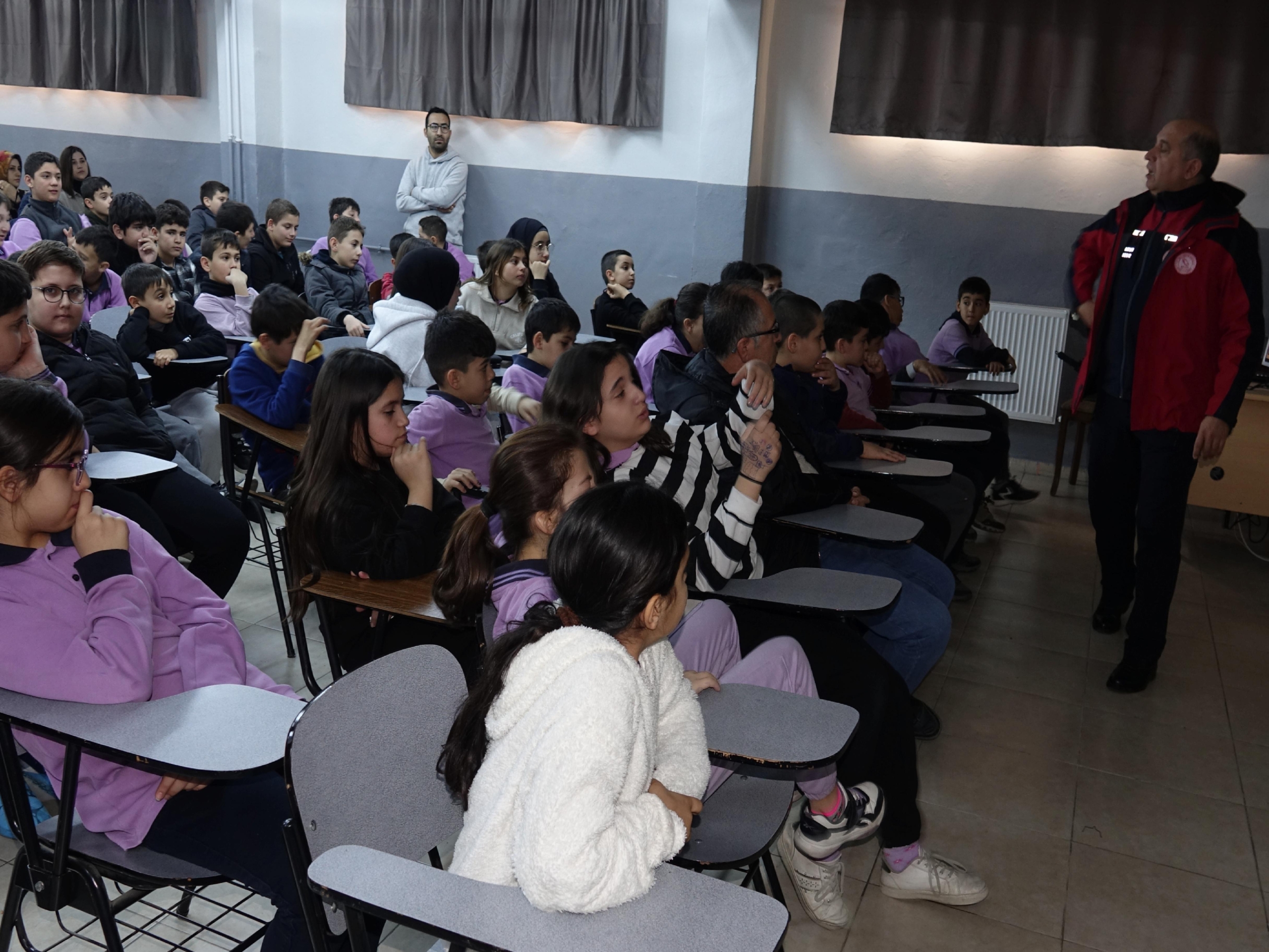 balikesirde-okullarda-afet-ve-yangin-tatbikati-yapildi-haberi-LvPEJkKc.jpg