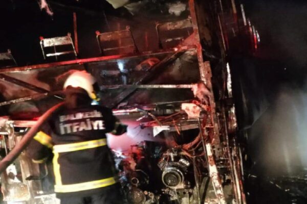 Balıkesir’de seyir halindeki yolcu otobüsü yandı haberi