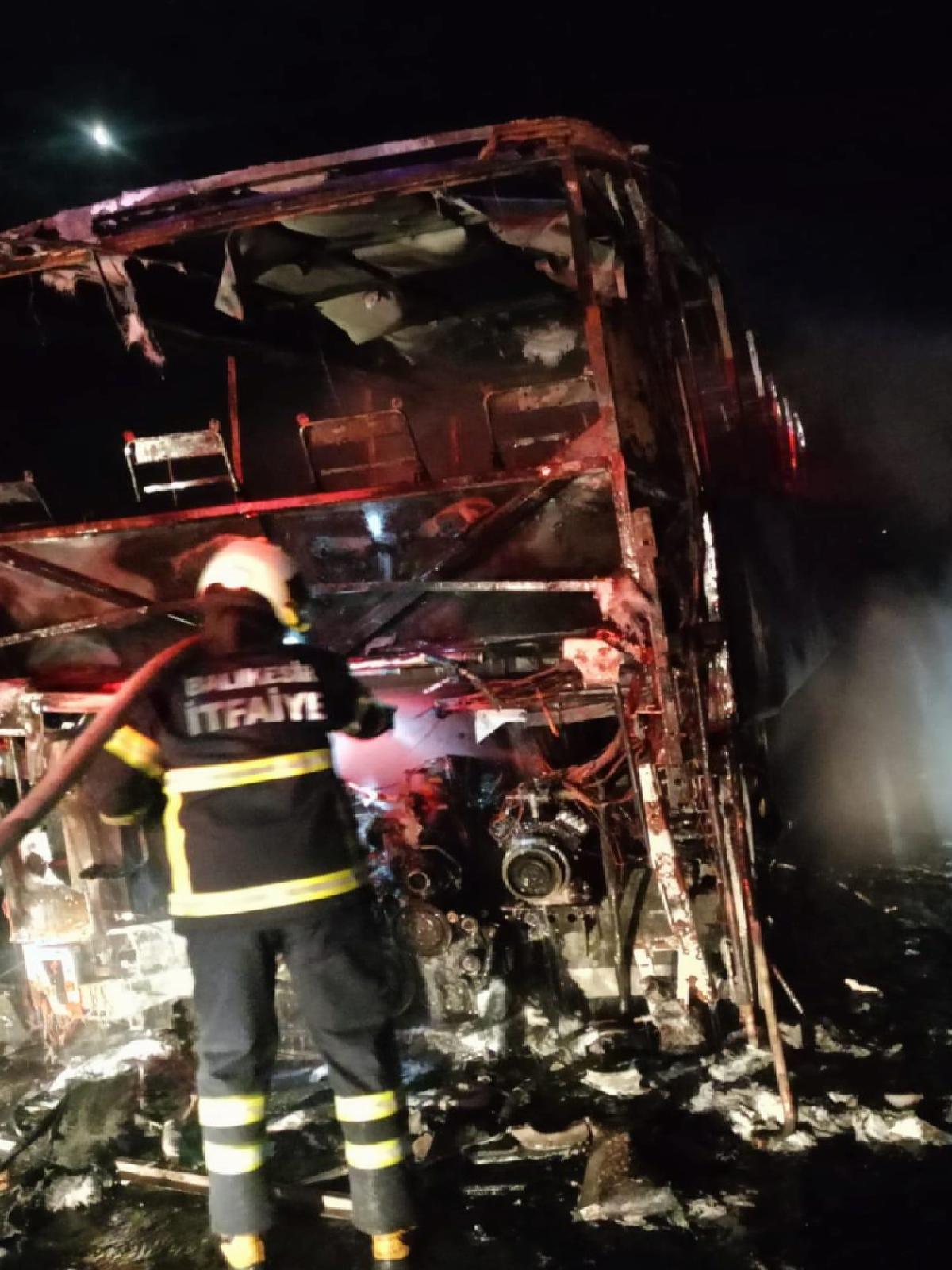 balikesirde-seyir-halindeki-yolcu-otobusu-yandi-haberi-It2Qk9dR.jpg