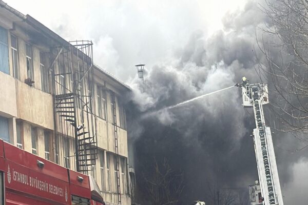 Başakşehir’de kauçuk atölyesinde yangın çıktı haberi
