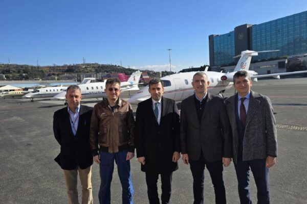 Baykar Yönetim Kurulu Başkanı Bayraktar, Piaggio P180’nin pilot koltuğunda haberi