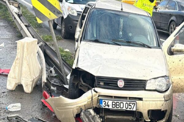 Bayrampaşa’da bariyerlere çarpan otomobildeki 2 kişi yaralandı haberi