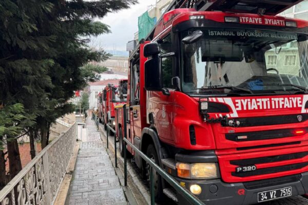 Beşiktaş’ta 6 katlı binada çıkan yangın söndürüldü haberi
