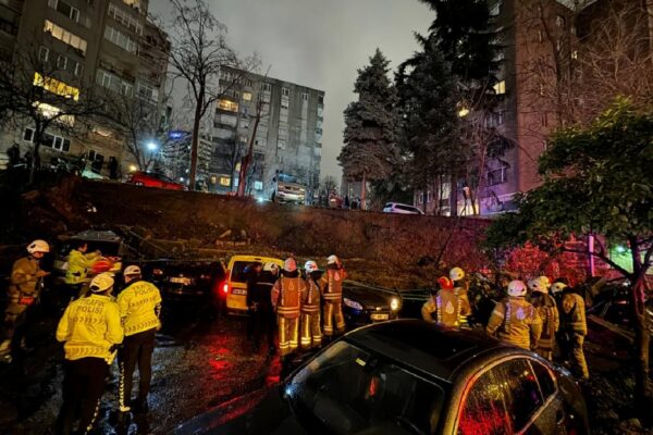 Beşiktaş’ta istinat duvarı otomobillerin üzerine çöktü haberi