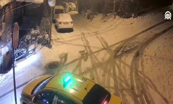 Beykoz’da buzlu yolda kayan otomobil bir taksi ile iki eve çarptı haberi