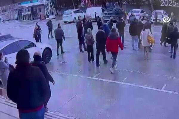 Beylikdüzü’nde 3 kişinin yaralandığı silahlı kavga kamerada haberi