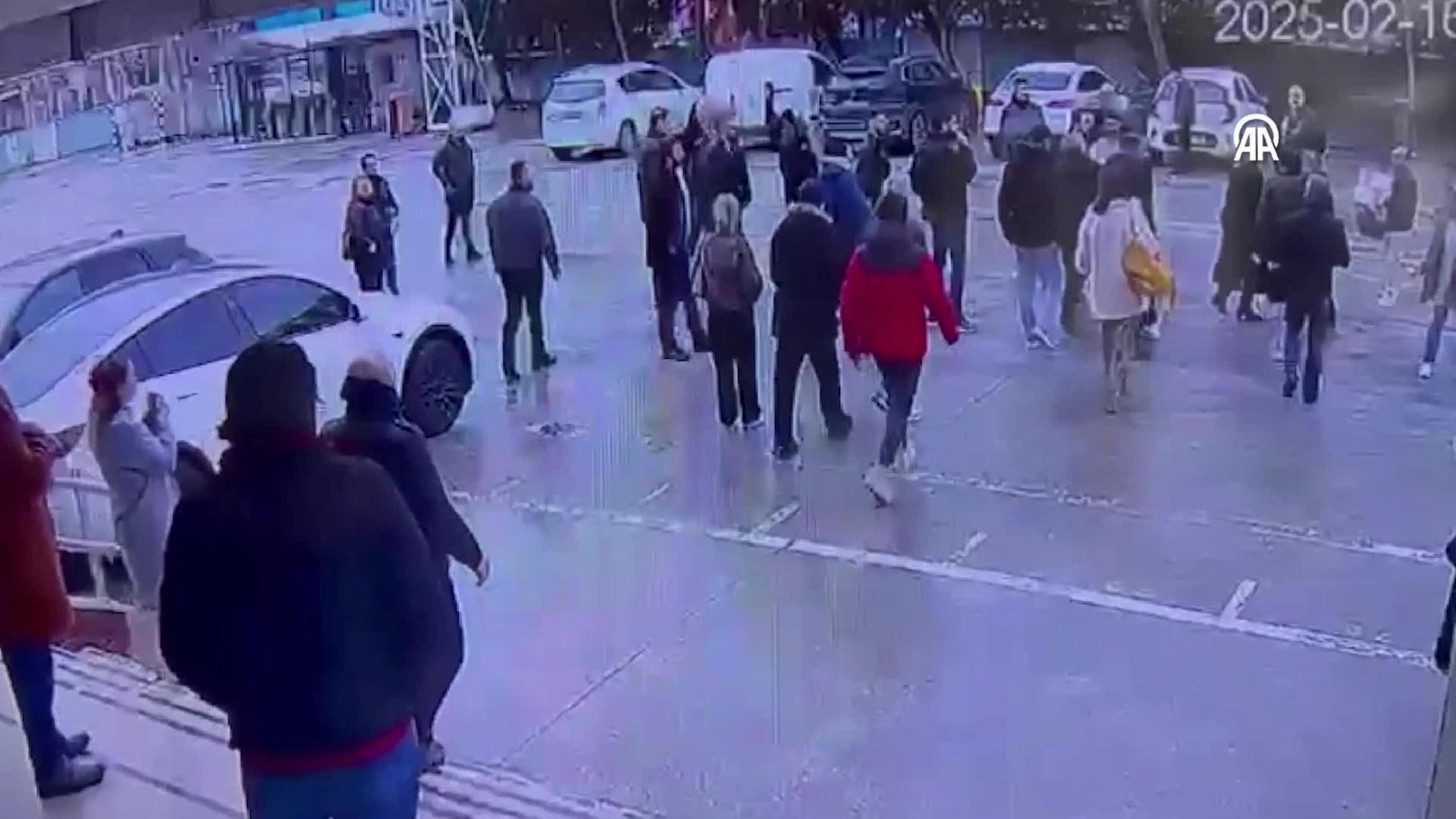 beylikduzunde-3-kisinin-yaralandigi-silahli-kavga-kamerada-haberi-MdFvuAAF.jpg