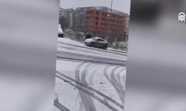 Beylikdüzü’nde kar yağışı hasarlı trafik kazalarına neden oldu haberi