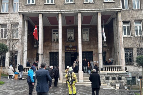 Beyoğlu’nda vergi dairesinin bodrumunda çıkan yangın söndürüldü haberi