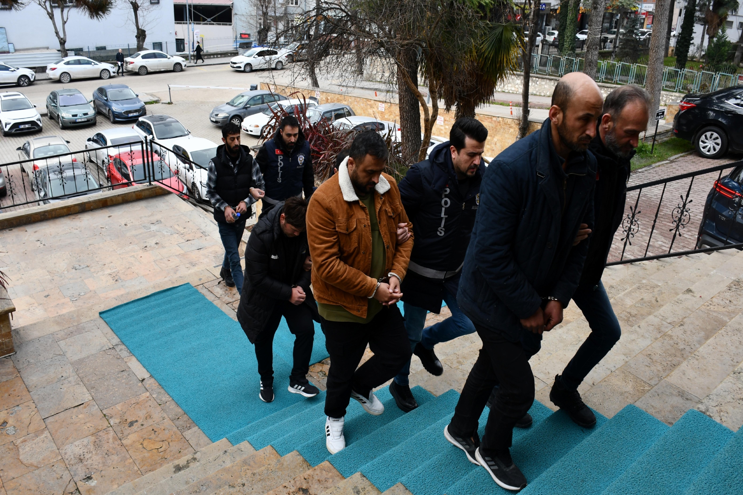 bilecik-merkezli-dolandiricilik-operasyonunda-yakalanan-4-supheli-tutuklandi-haberi-9b1MdSNn.jpg