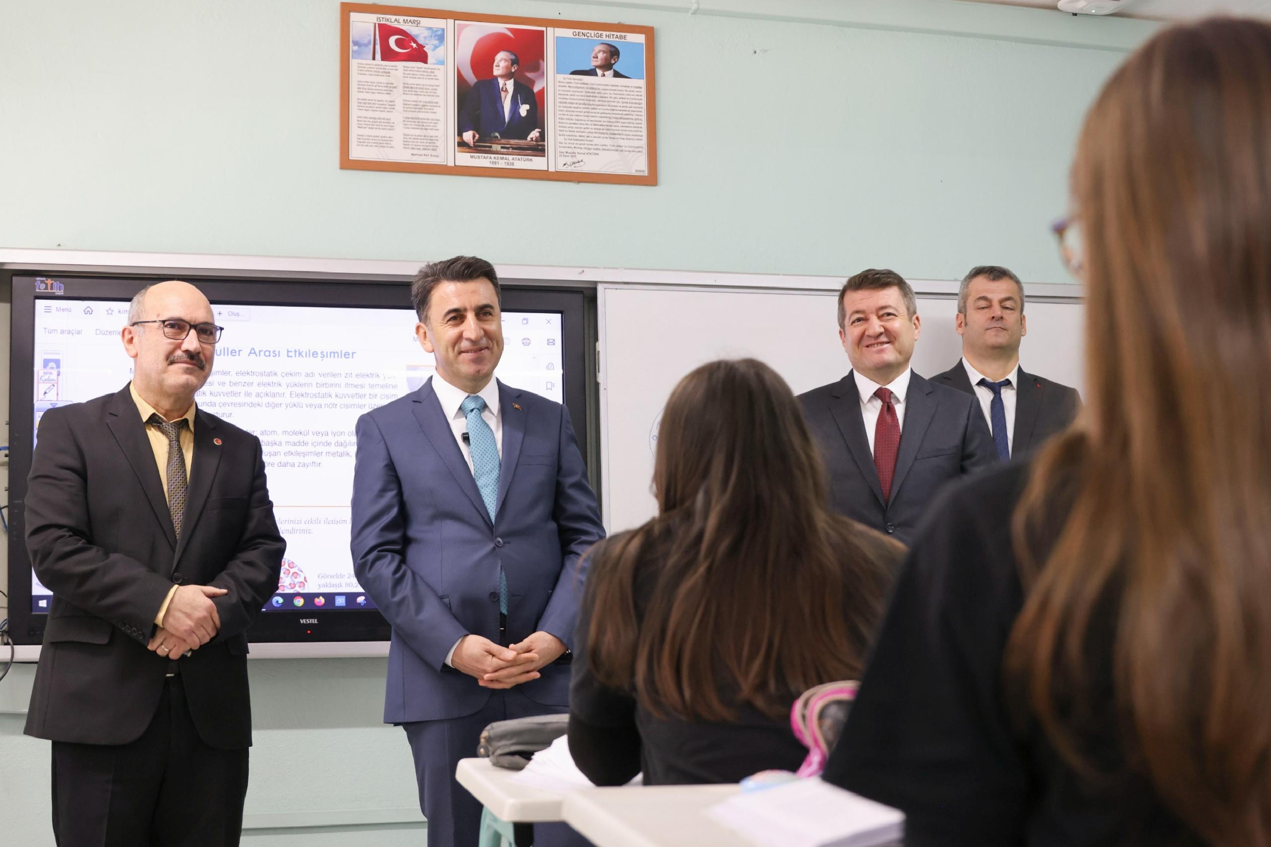 bilecik-valisi-aygol-lise-ogrencileriyle-bir-araya-geldi-haberi-HaeDzf9x.jpg
