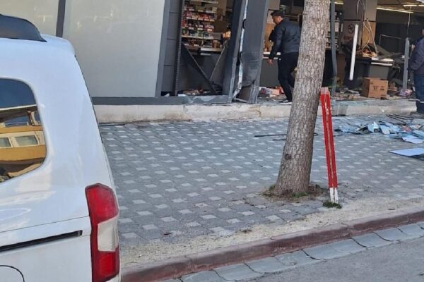 Bilecik’te alkollü sürücünün otomobiliyle çarptığı markette hasar oluştu haberi