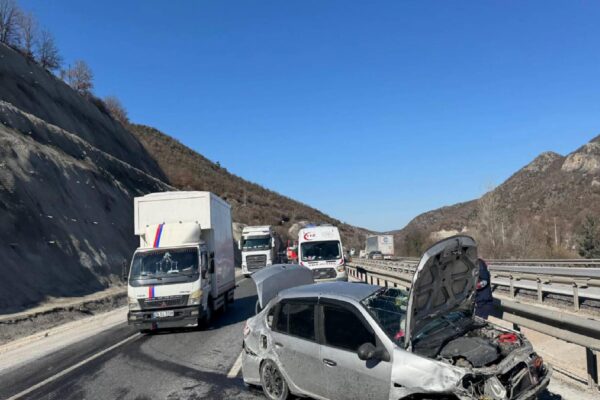 Bilecik’te bariyere çarpan otomobildeki 3 kişi yaralandı haberi