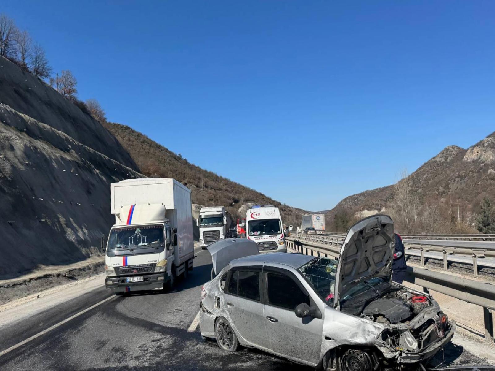 bilecikte-bariyere-carpan-otomobildeki-3-kisi-yaralandi-haberi-1Bb8y57M.jpg
