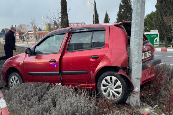 Bilecik’te otomobil önce refüje ardından aydınlatma direğine çarptı haberi