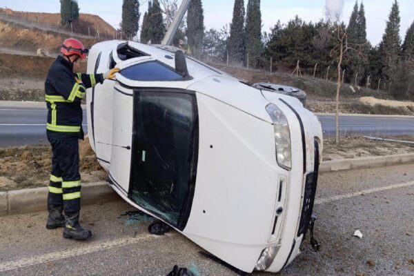 Bilecik’te refüje çarparak devrilen otomobildeki 2 kişi yaralandı haberi