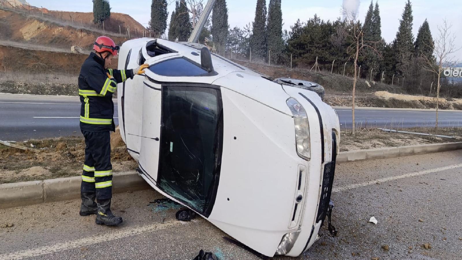 bilecikte-refuje-carparak-devrilen-otomobildeki-2-kisi-yaralandi-haberi-ue38gVvD.jpg